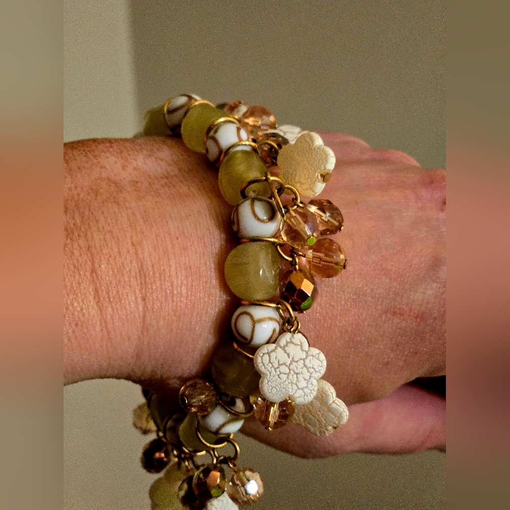 Joan Rivers rose gold,& olive green glass bead & charm stretch bracelet - Picture 4 of 11